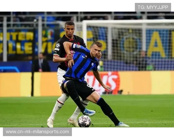 AC米兰防守一对一：后卫群进行近身盯人实战训练