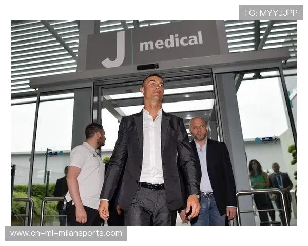 C罗被发现在夜市为粉丝签名并付账，暖到心窝