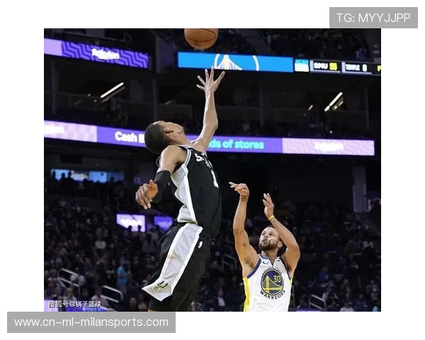 库里连续抢断反击得分，勇士主场沸腾